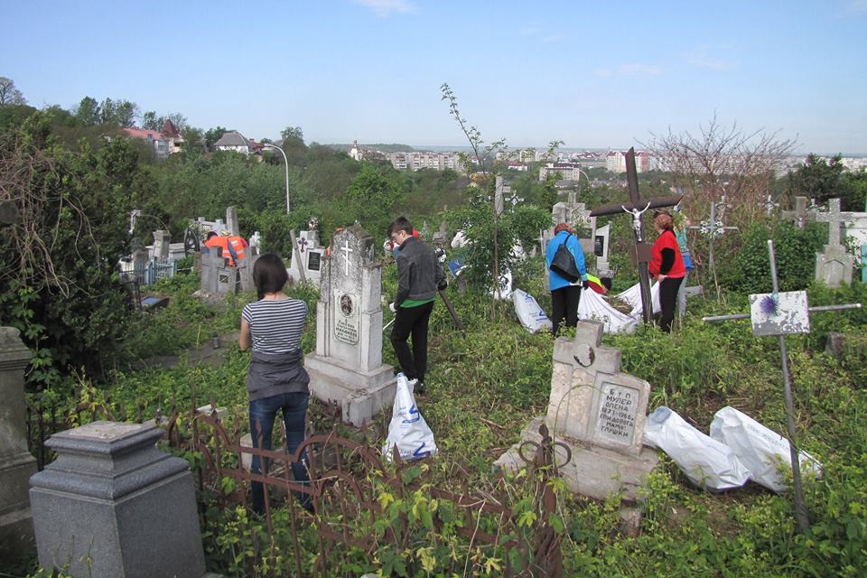 Як калуські активісти розчищали старе кладовище (фото) 1 1 72