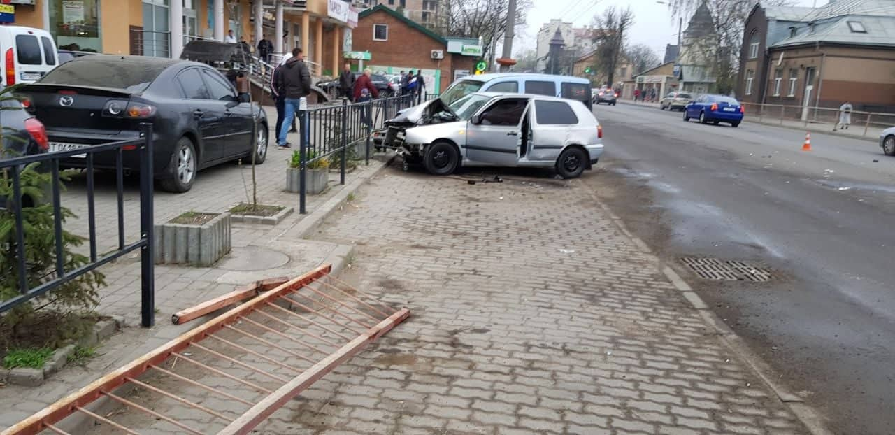 Аварія у Франківську по вулиці Незалежності: автомобіль на "бляхах ...