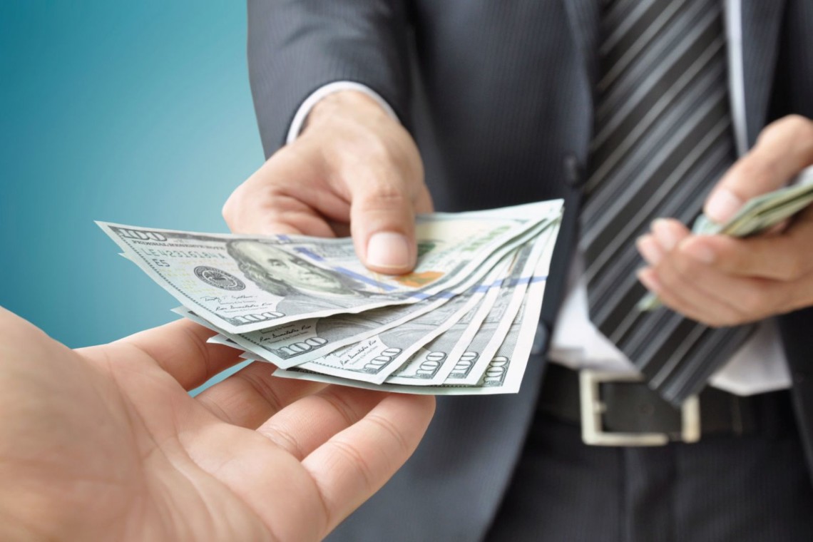 Судитимуть посадовця Калуської мерії, який за 700 доларів мав дати землю на гаражі. Читайте на UKR.NET