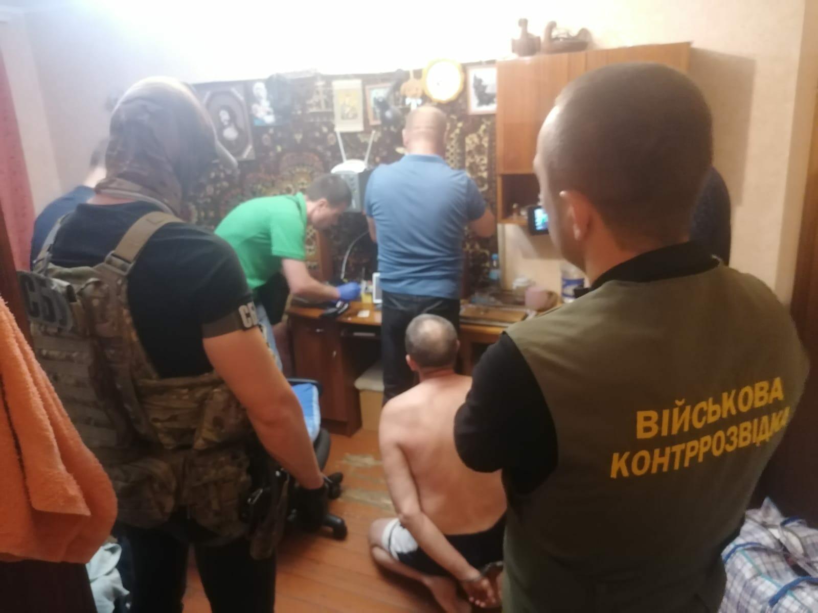 Крым 2022 фсб задержания. Задержание торговцев оружием ярославль 2022. На украине нашли парадную форму. Украинские патриоты. Фейк митинга.