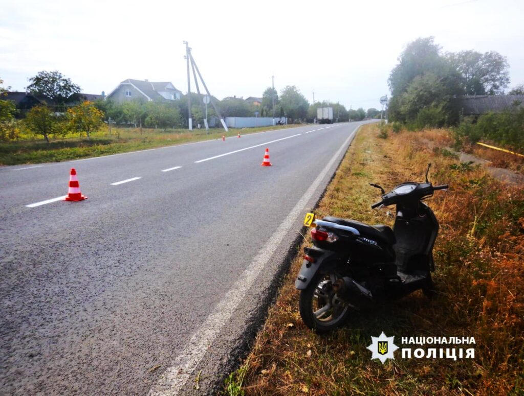 вантажний автомобіль зіткнувся зі скутером