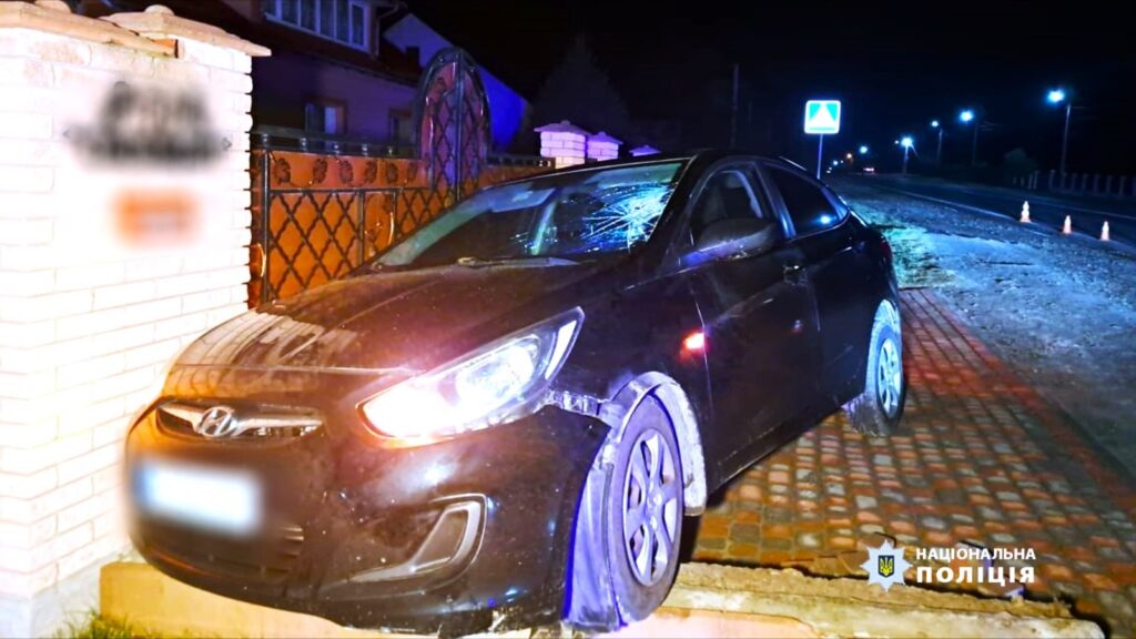 У Долині водійка Hyundai на неосвітленій дорозі травмувала 69-річну жінку