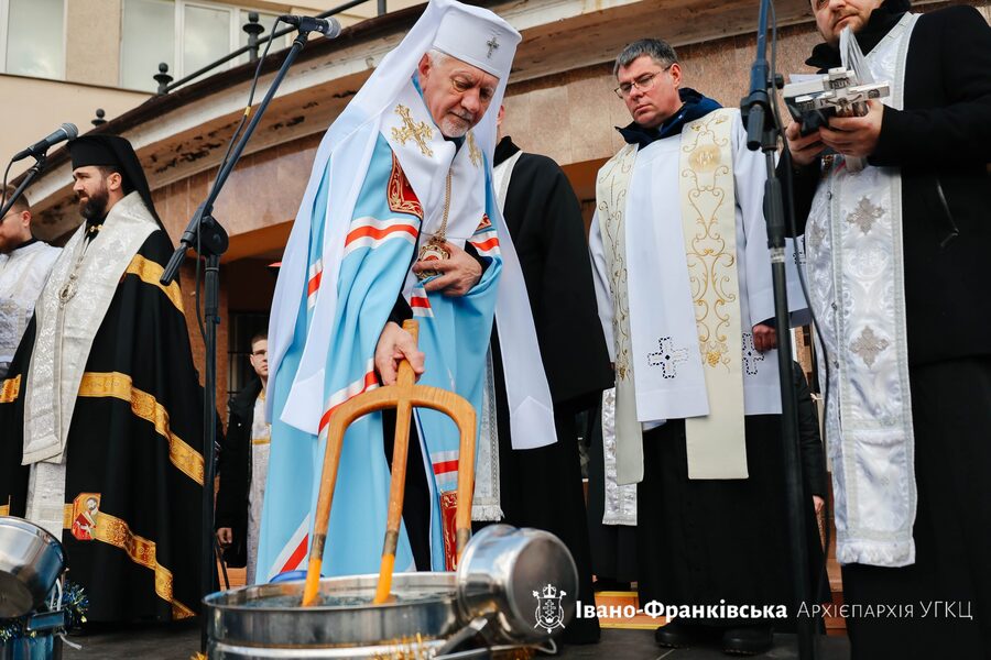 У центрі Івано-Франківська відбулося спільне освячення води за участю священників трьох конфесій