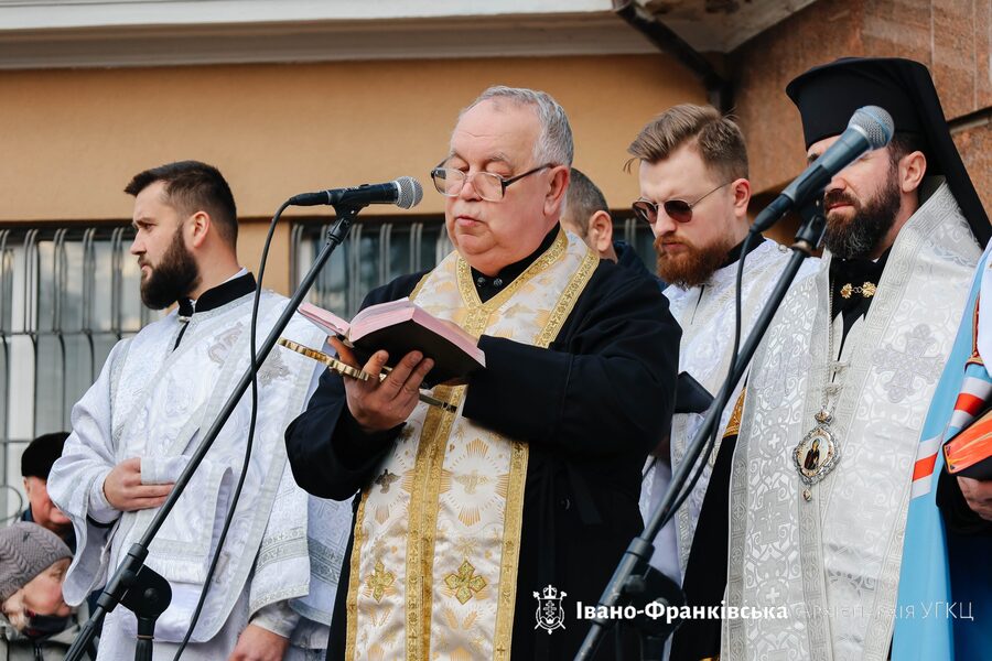 У центрі Івано-Франківська відбулося спільне освячення води за участю священників трьох конфесій