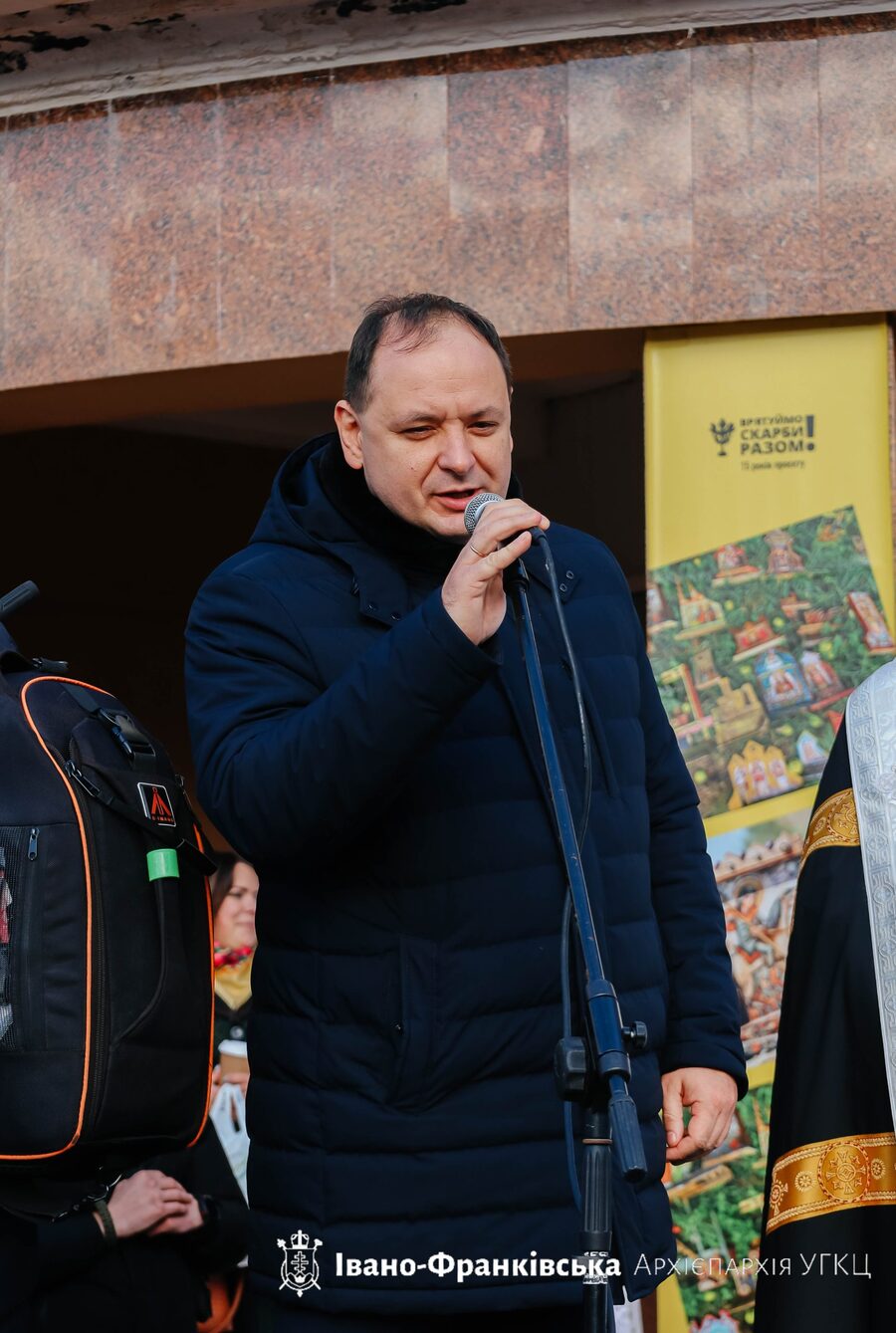 У центрі Івано-Франківська відбулося спільне освячення води за участю священників трьох конфесій