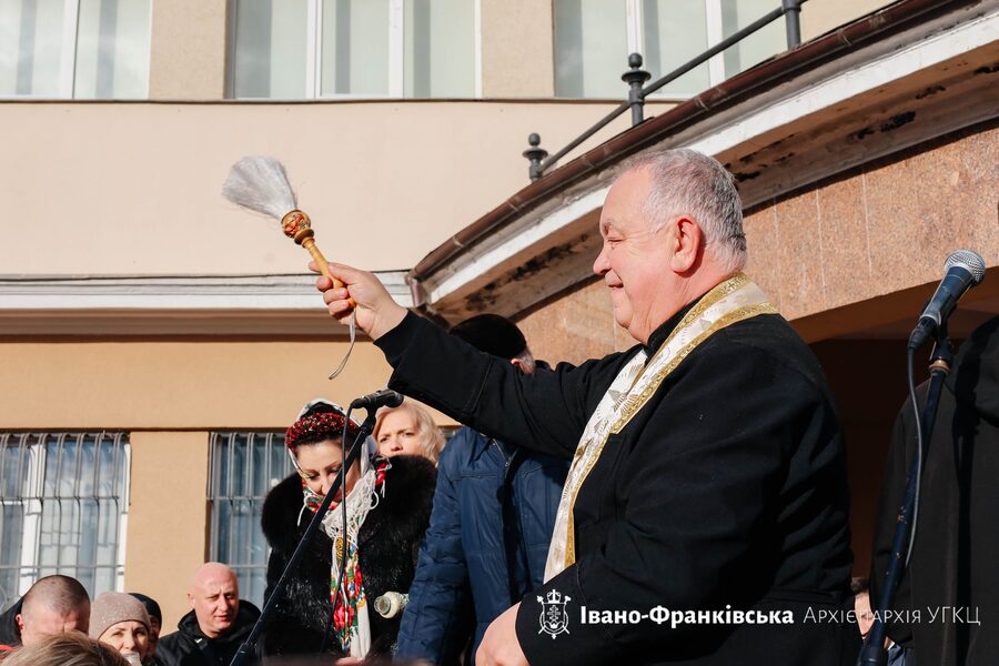 У центрі Івано-Франківська відбулося спільне освячення води за участю священників трьох конфесій