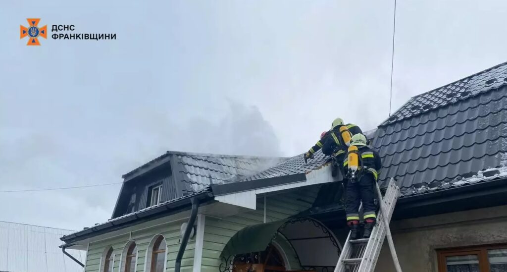 На Коломийщині пожежники врятували житловий будинок від масштабного загоряння