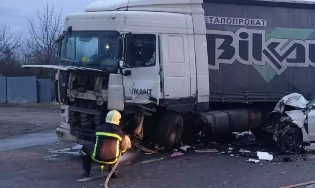 В селі Угринів зіткнулися вантажівка та легковик