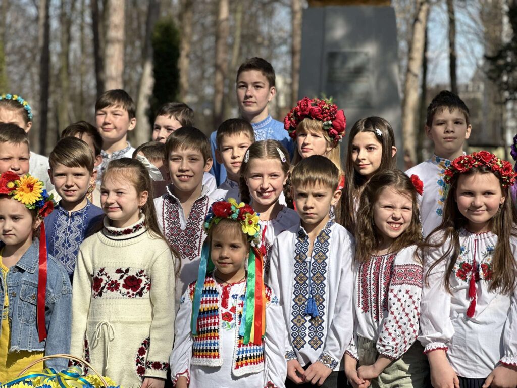 Немає гірше, як в неволі: діти ВПО вшанували пам'ять Тараса Шевченка в Івано-Франківську (фото)