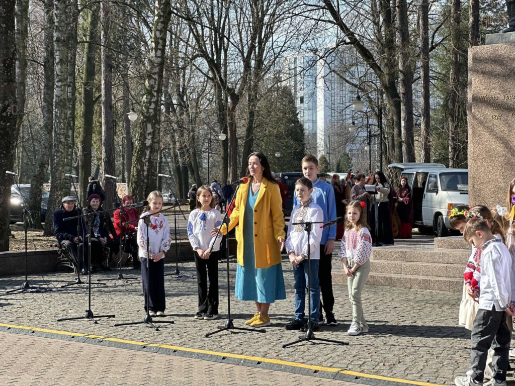 Немає гірше, як в неволі: діти ВПО вшанували пам'ять Тараса Шевченка в Івано-Франківську (фото)