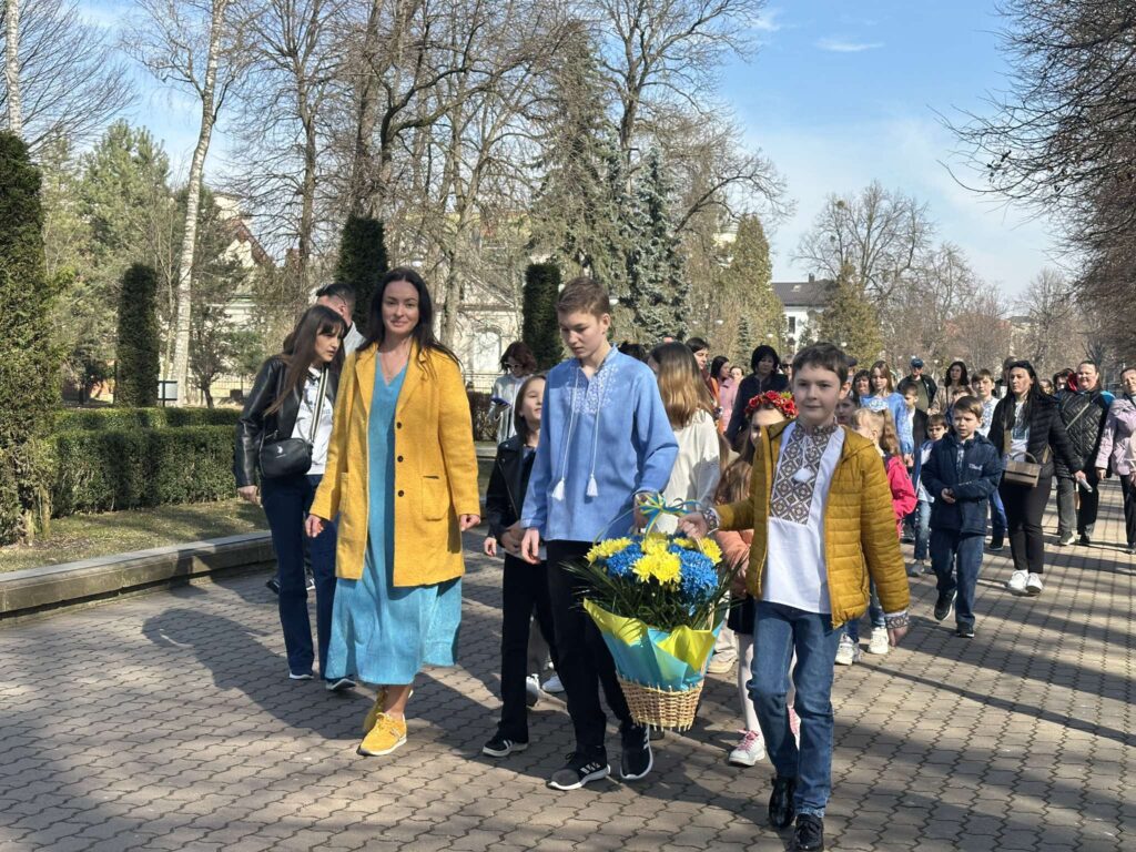 Немає гірше, як в неволі: діти ВПО вшанували пам'ять Тараса Шевченка в Івано-Франківську (фото)