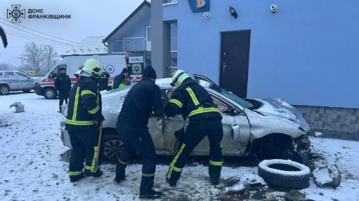 У Делятині рятувальники деблокували водія після ДТП