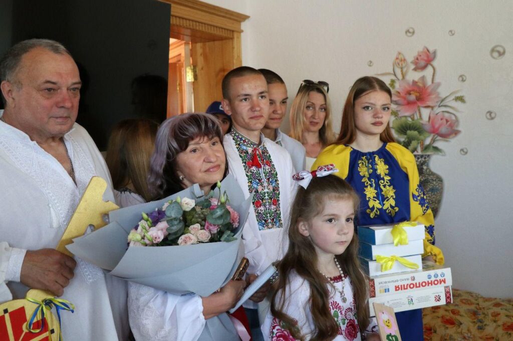 Прийомна родина з Дніпропетровщини отримала новий дім на Івано-Франківщині