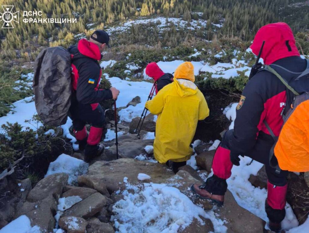 На Говерлі рятувальники знайшли туристку, яка заблукала (фото)