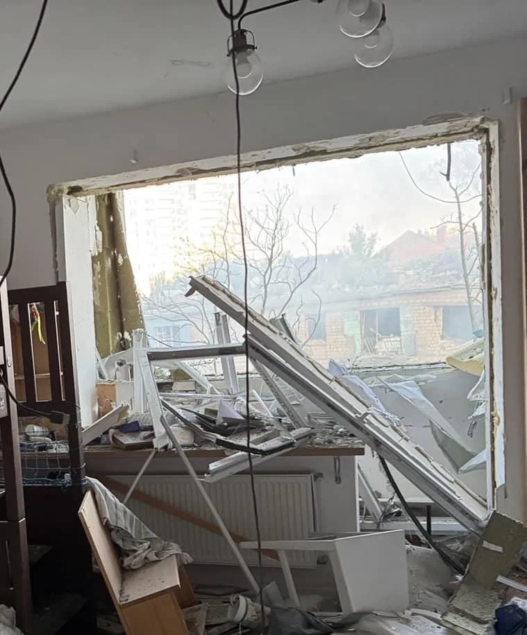 Нічна ракетна атака на Київ зруйнувала квартиру лідера гурту "Антитіла" Тараса Тополі