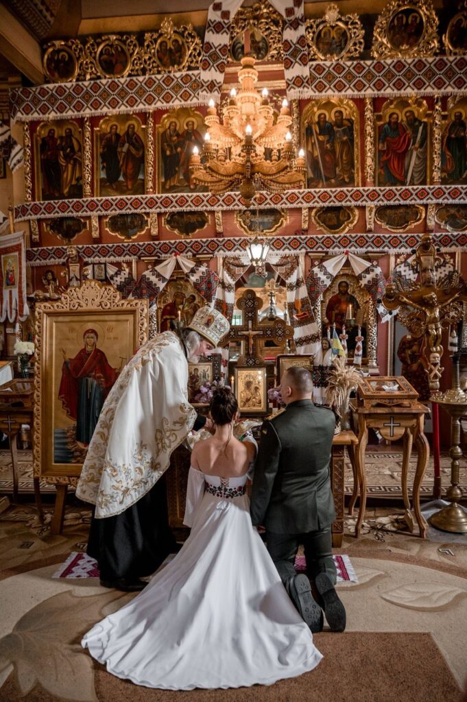 Військовий з Івано-Франківська Назарій Кішак одружився в історичній церкві у Криворівні
