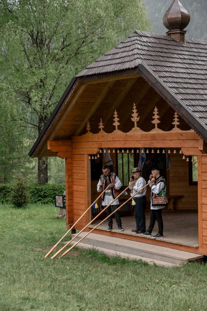 Військовий з Івано-Франківська Назарій Кішак одружився в історичній церкві у Криворівні
