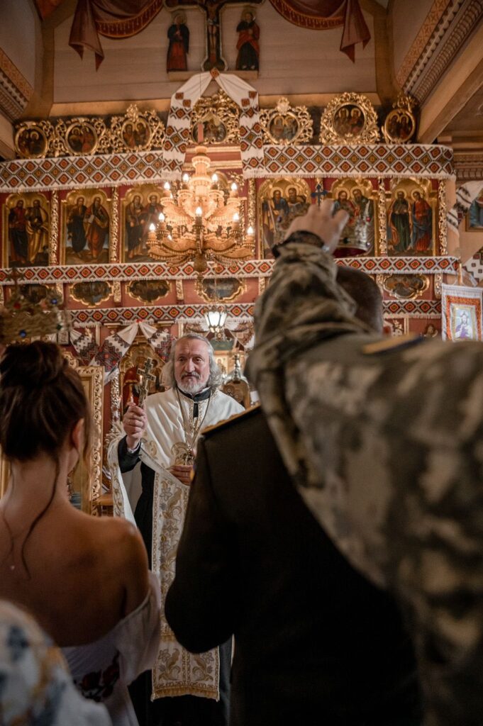 Військовий з Івано-Франківська Назарій Кішак одружився в історичній церкві у Криворівні