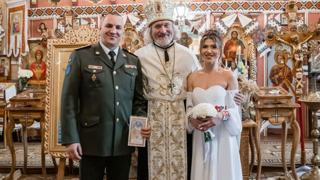 Військовий з Івано-Франківська Назарій Кішак одружився в історичній церкві у Криворівні
