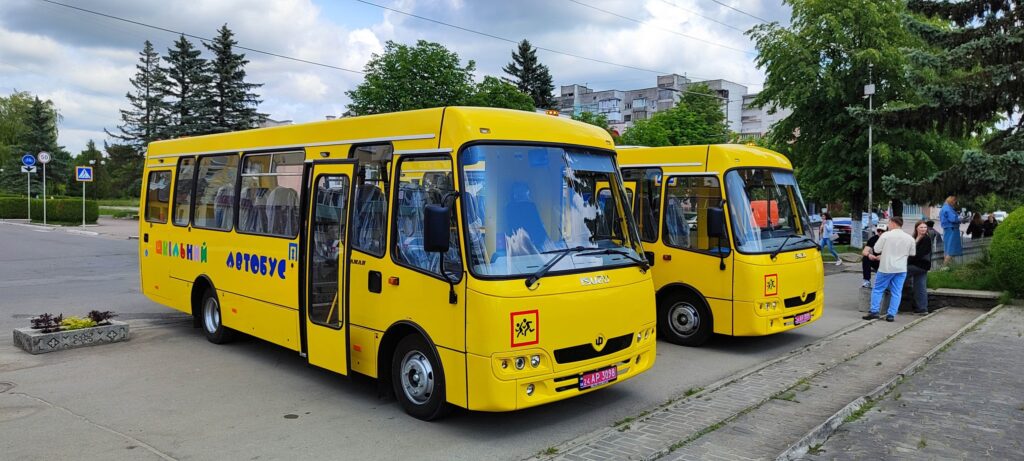 Долинська громада отримала два інклюзивні шкільні автобуси для дітей з особливими потребами 