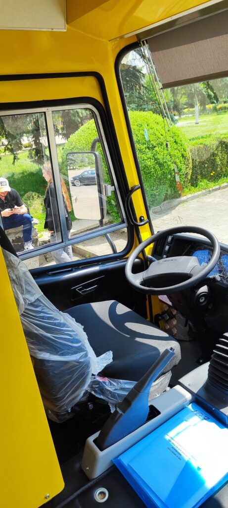 Долинська громада отримала два інклюзивні шкільні автобуси для дітей з особливими потребами 