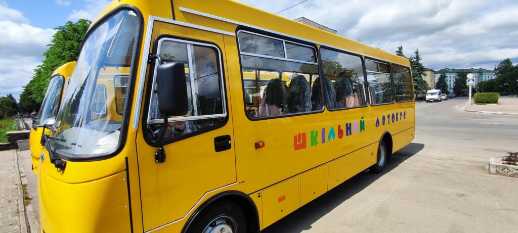 Долинська громада отримала два інклюзивні шкільні автобуси для дітей з особливими потребами 