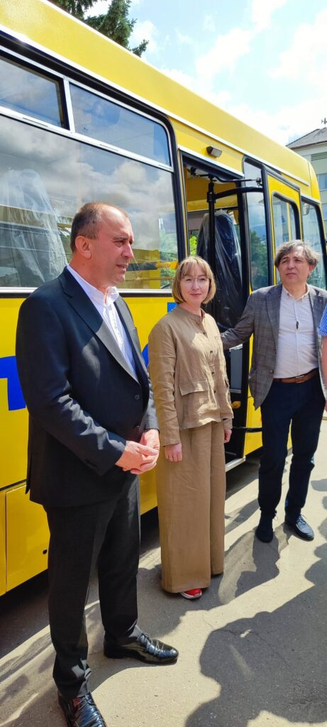 Долинська громада отримала два інклюзивні шкільні автобуси для дітей з особливими потребами 