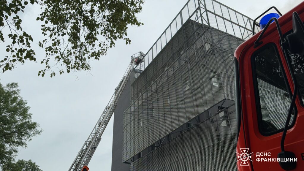 В Івано-Франківську на даху торгового центру Панорама Плаза трапилася пожежа
