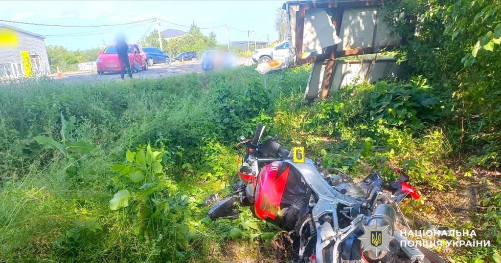 Неповнолітній на мотоциклі вчинив зіткнення з автомобілем: стали відомими подробиці смертельної аварії в Угринові