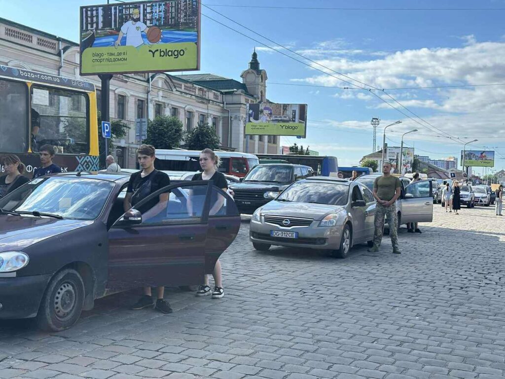 23 липня в Івано-Франківську біля залізничного вокзалу відбулася акція-нагадування «Хвилина мовчання», до якої долучились громадські активісти, рідні військових та небайдужі франківці.