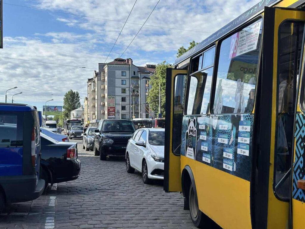 23 липня в Івано-Франківську біля залізничного вокзалу відбулася акція-нагадування «Хвилина мовчання», до якої долучились громадські активісти, рідні військових та небайдужі франківці.