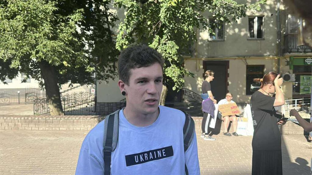 23 липня в Івано-Франківську біля залізничного вокзалу відбулася акція-нагадування «Хвилина мовчання», до якої долучились громадські активісти, рідні військових та небайдужі франківці.