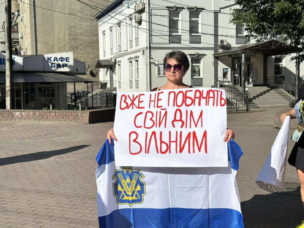 23 липня в Івано-Франківську біля залізничного вокзалу відбулася акція-нагадування «Хвилина мовчання», до якої долучились громадські активісти, рідні військових та небайдужі франківці.