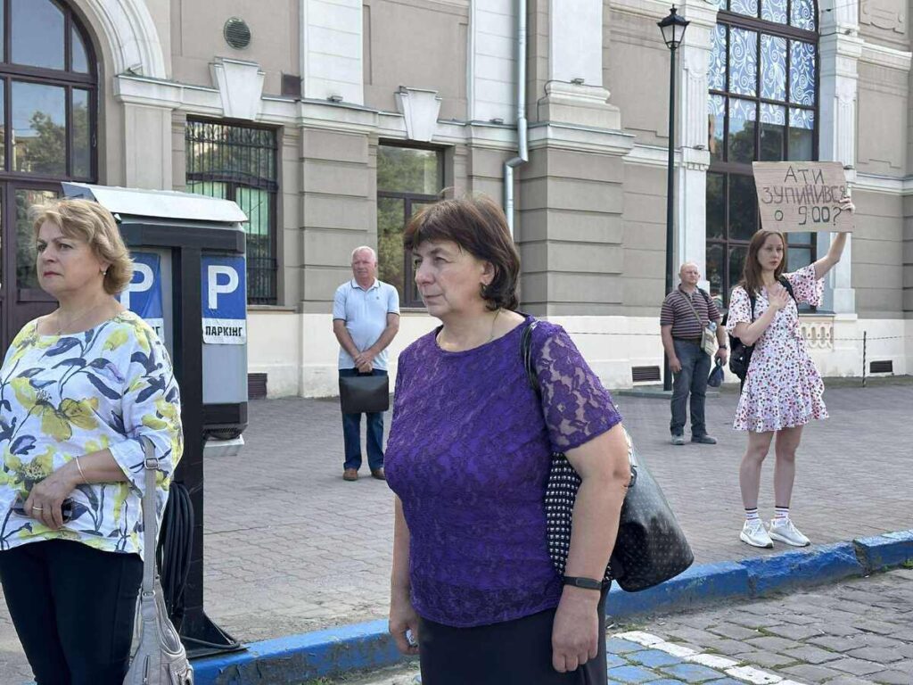 23 липня в Івано-Франківську біля залізничного вокзалу відбулася акція-нагадування «Хвилина мовчання», до якої долучились громадські активісти, рідні військових та небайдужі франківці.