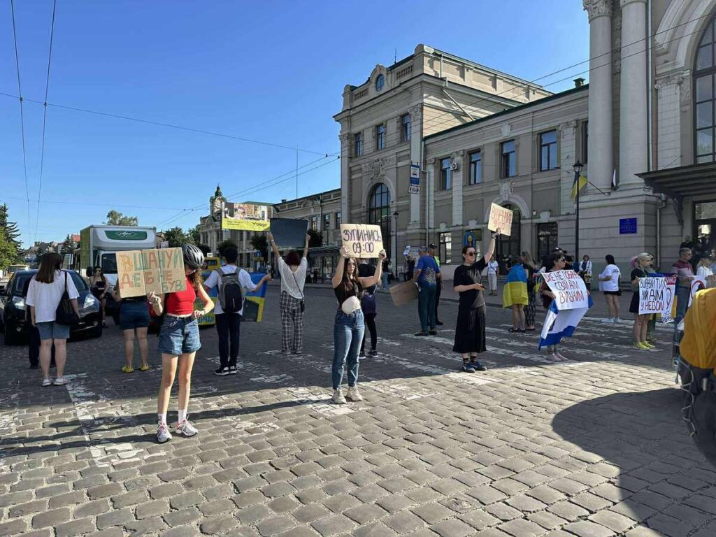 23 липня в Івано-Франківську біля залізничного вокзалу відбулася акція-нагадування «Хвилина мовчання», до якої долучились громадські активісти, рідні військових та небайдужі франківці.