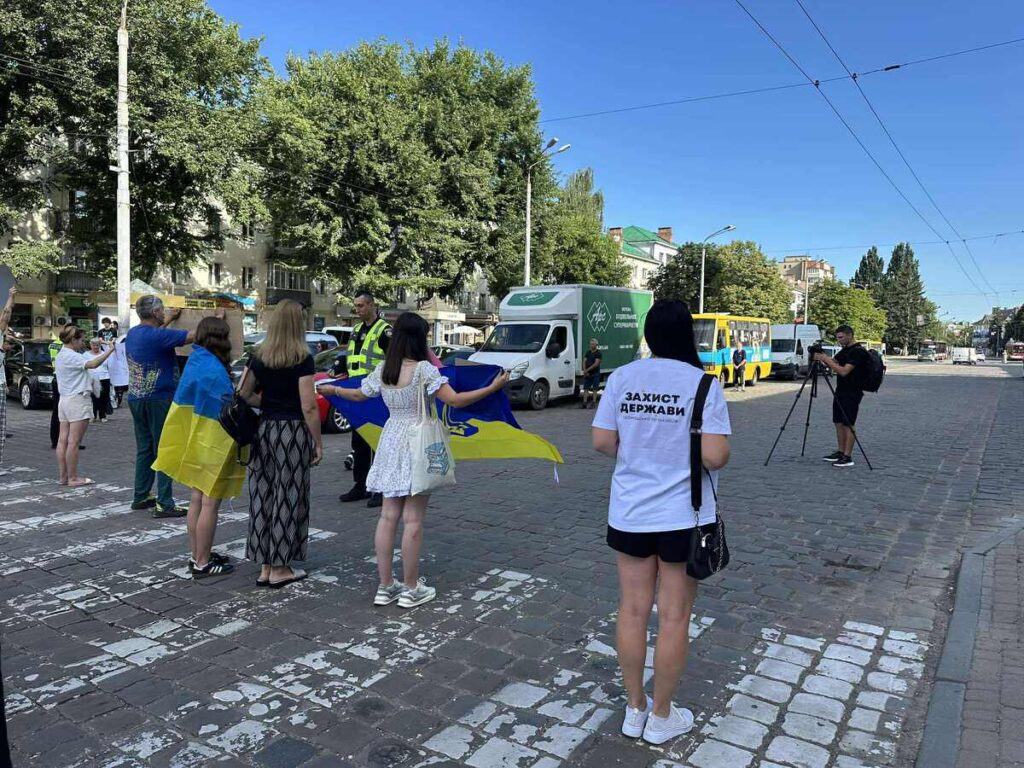 23 липня в Івано-Франківську біля залізничного вокзалу відбулася акція-нагадування «Хвилина мовчання», до якої долучились громадські активісти, рідні військових та небайдужі франківці.