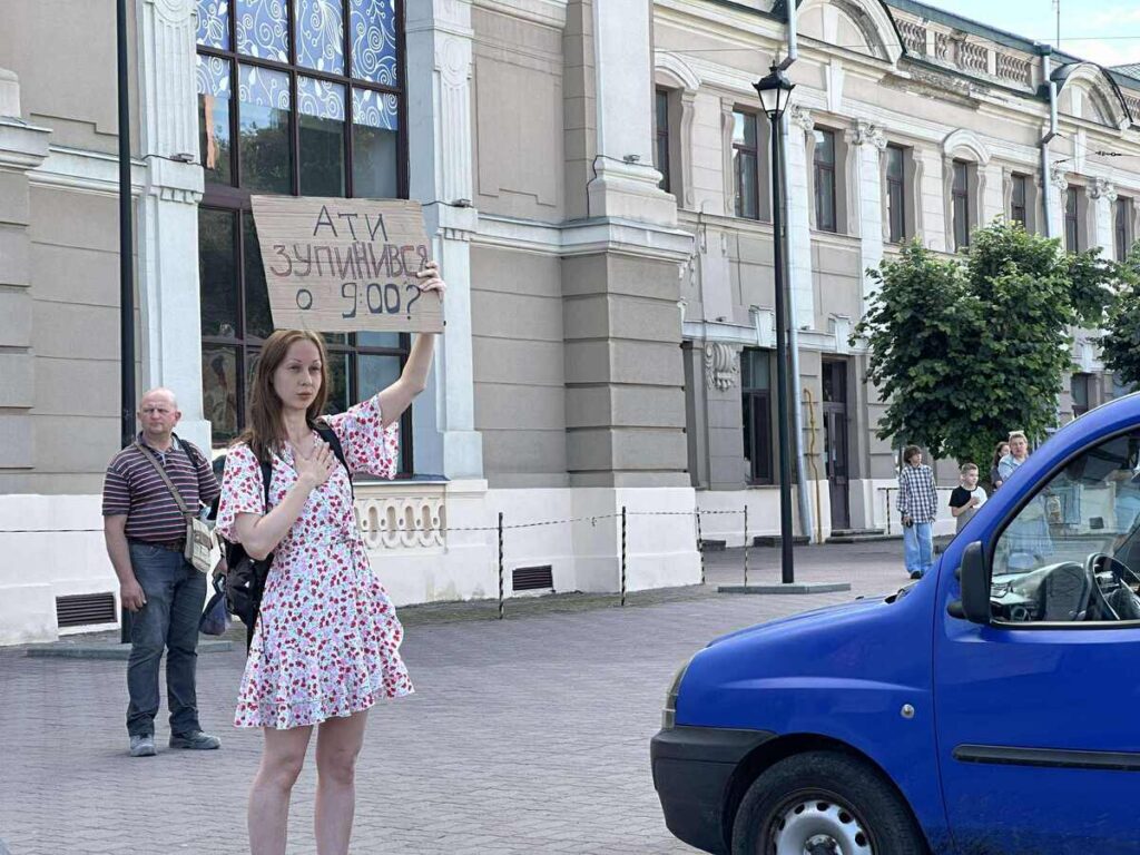 23 липня в Івано-Франківську біля залізничного вокзалу відбулася акція-нагадування «Хвилина мовчання», до якої долучились громадські активісти, рідні військових та небайдужі франківці.