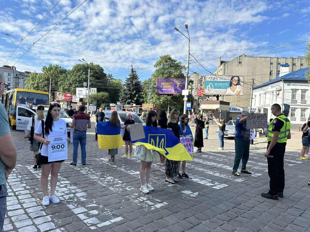 23 липня в Івано-Франківську біля залізничного вокзалу відбулася акція-нагадування «Хвилина мовчання», до якої долучились громадські активісти, рідні військових та небайдужі франківці.