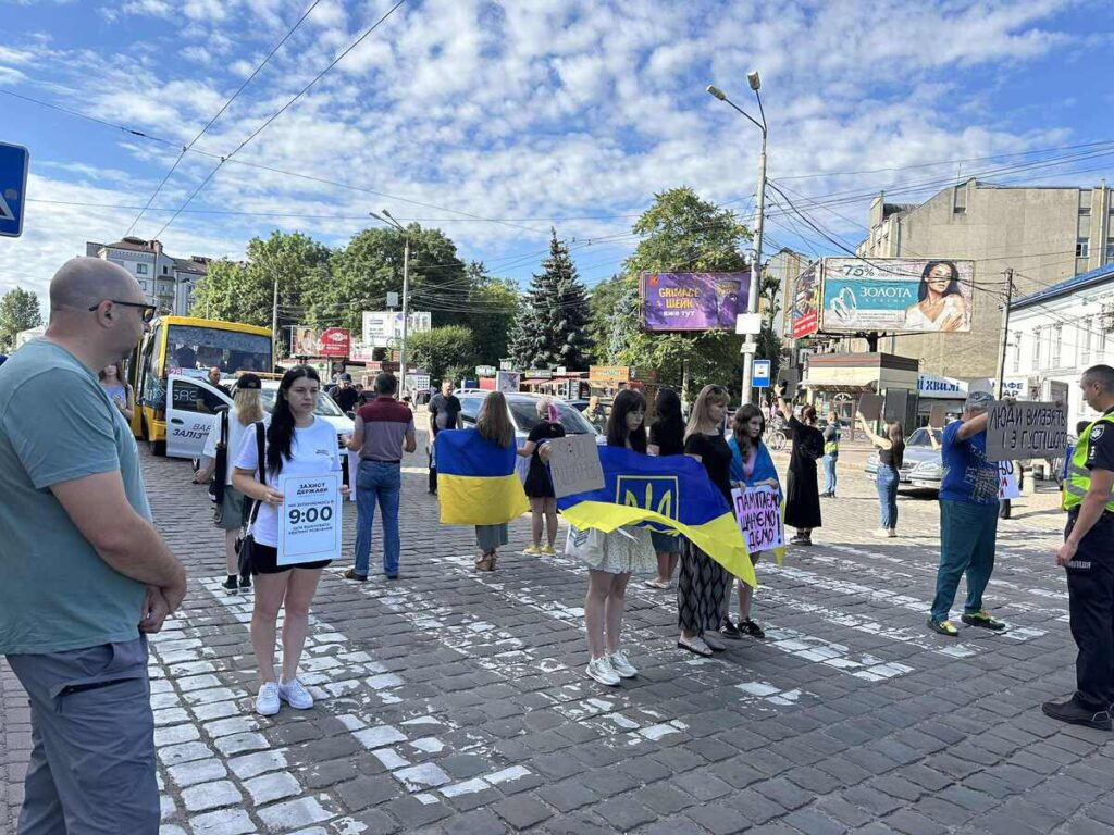 23 липня в Івано-Франківську біля залізничного вокзалу відбулася акція-нагадування «Хвилина мовчання», до якої долучились громадські активісти, рідні військових та небайдужі франківці.