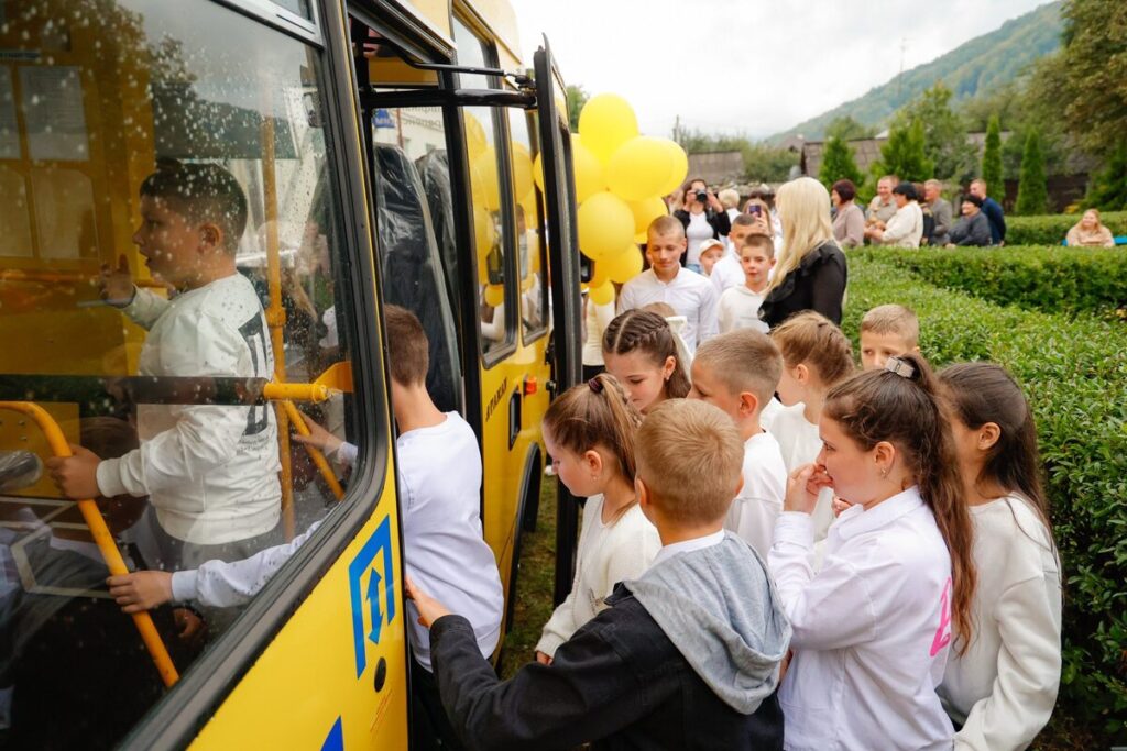 Перегінська громада отримала новий шкільний автобус