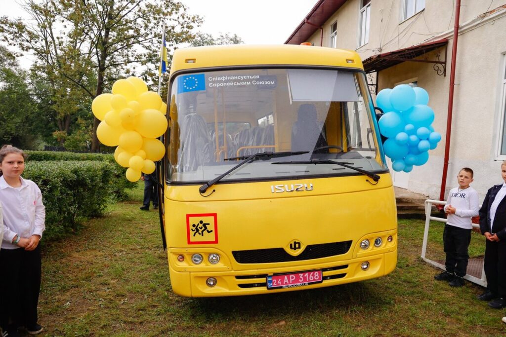 Перегінська громада отримала новий шкільний автобус