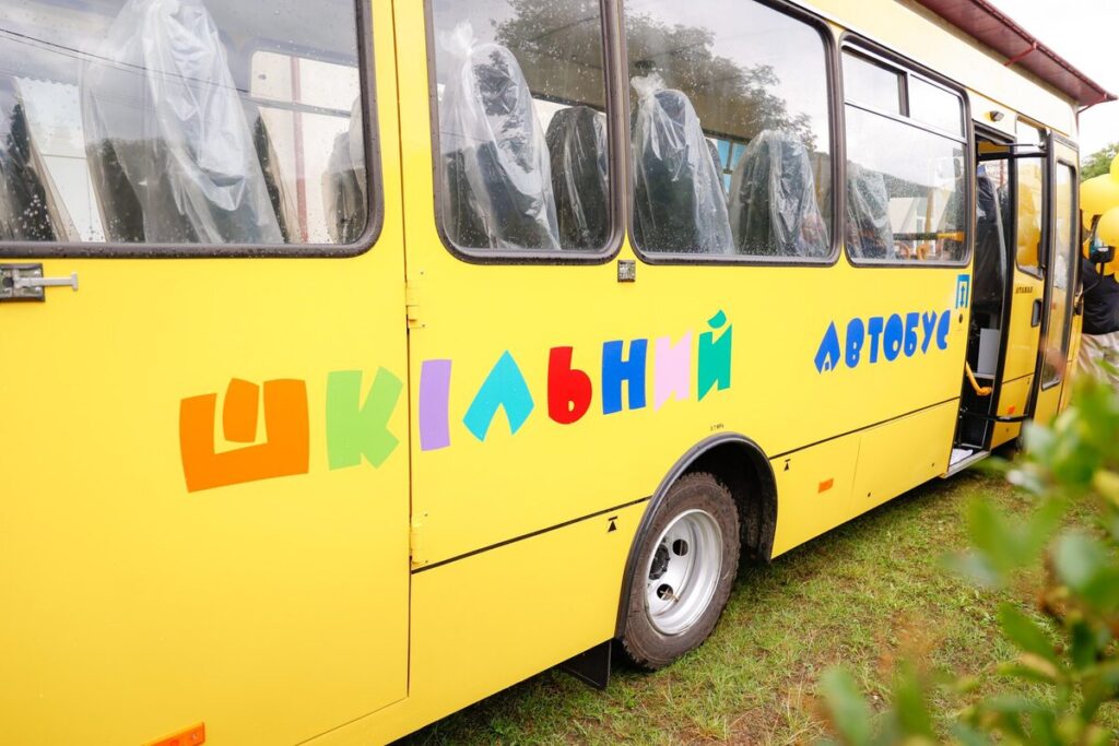 Перегінська громада отримала новий шкільний автобус