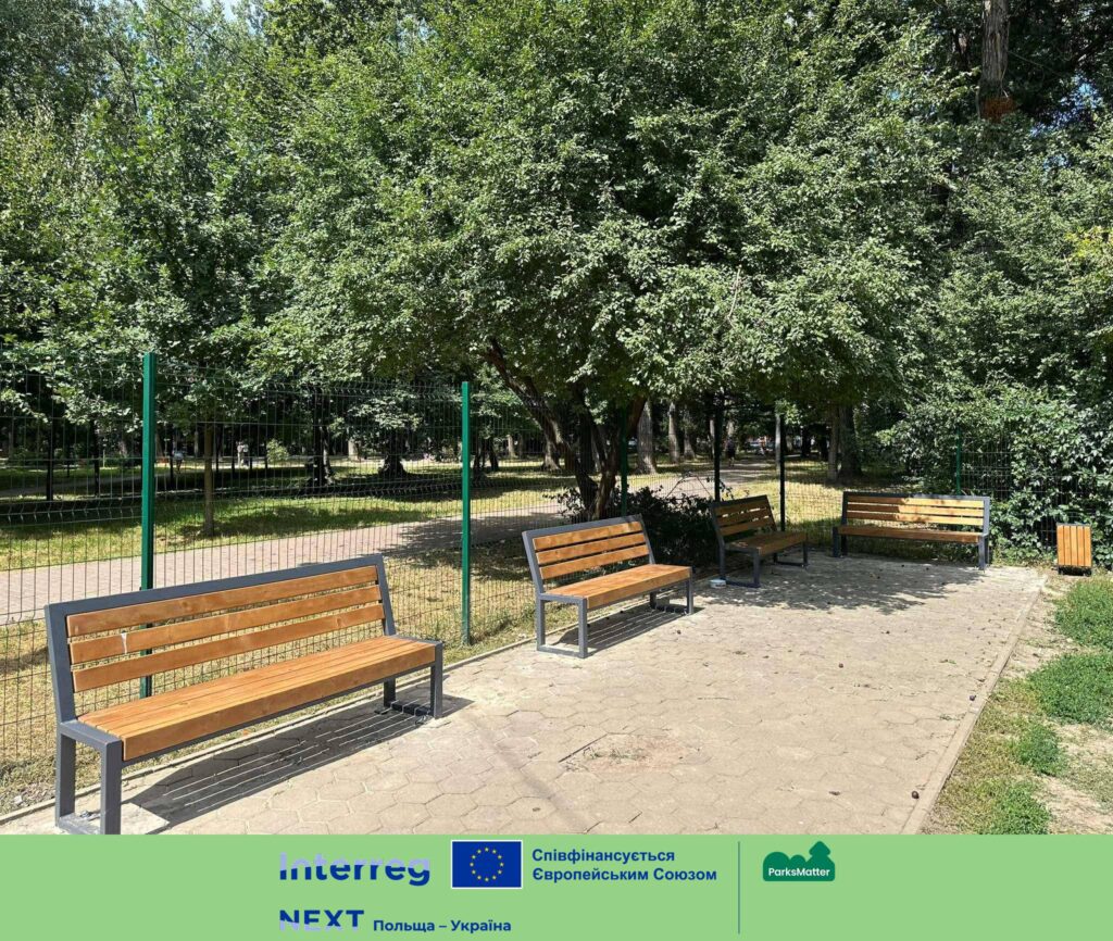 в Івано-Франківську за грантові кошти оновлюють парк на вулиці Молодіжній