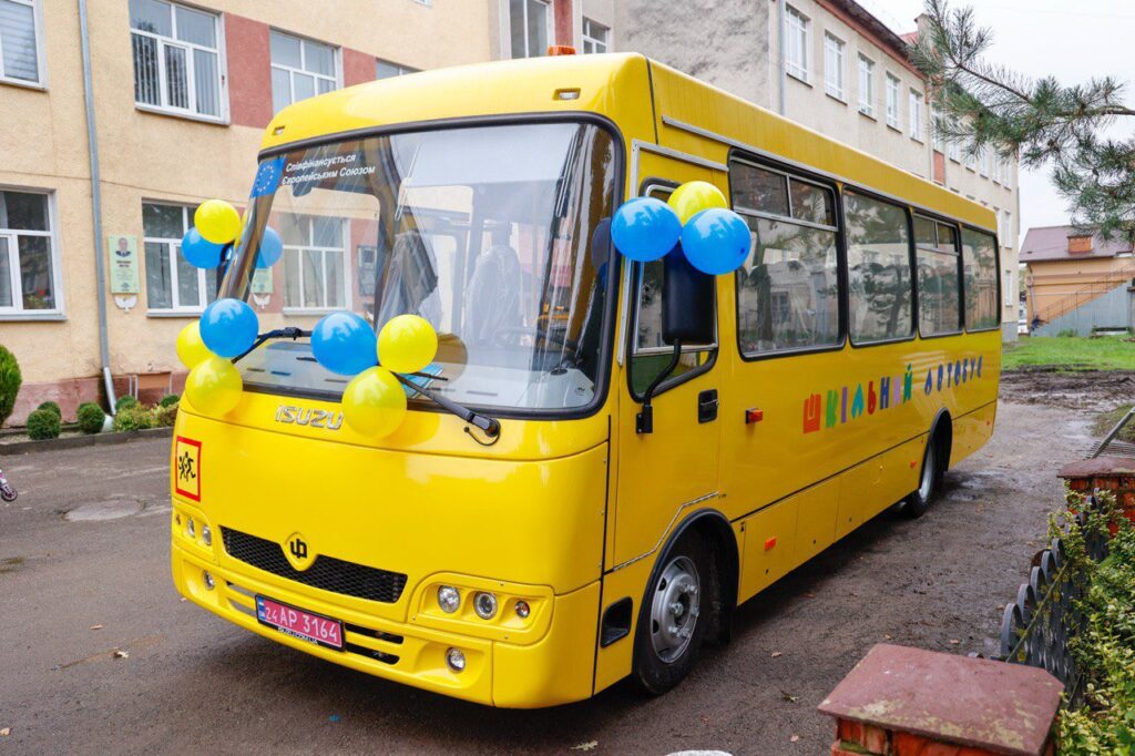 Учні Тлумацької громади отримали новий шкільний автобуc