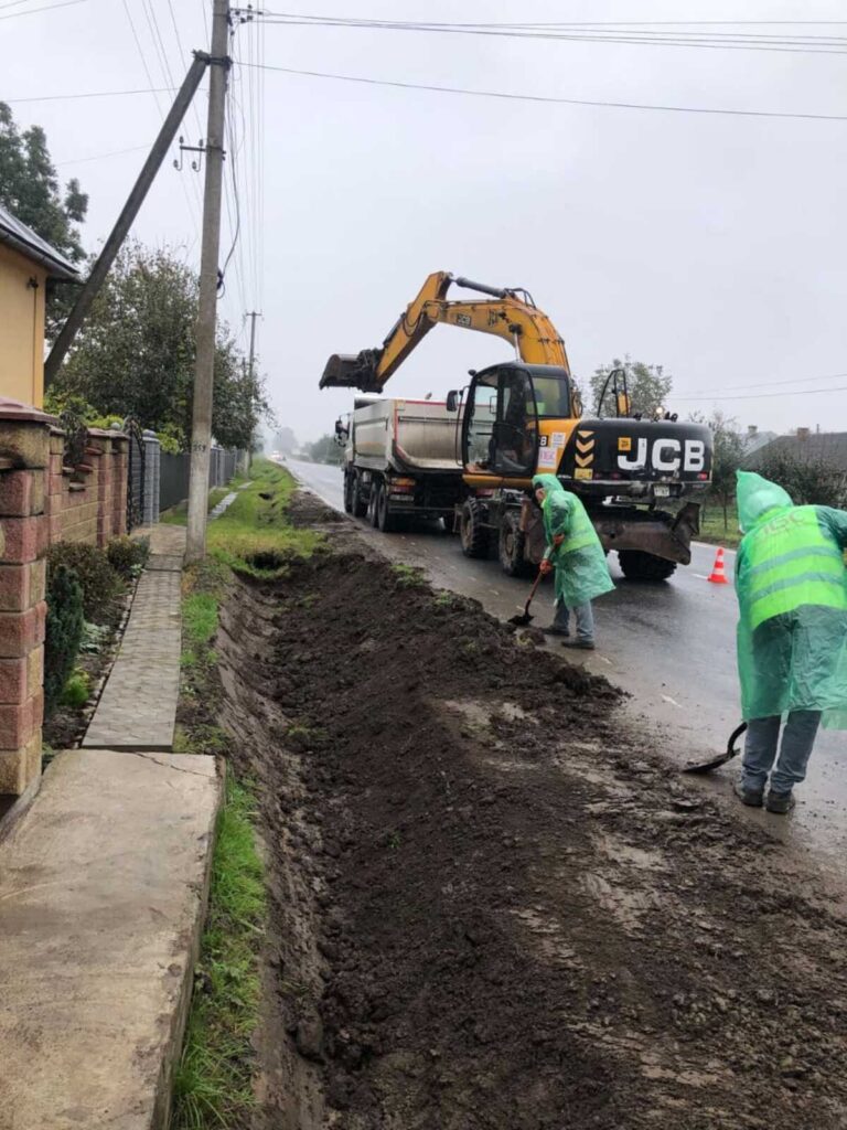 Дорожники Івано-Франківщини продовжують ремонти попри погану погоду