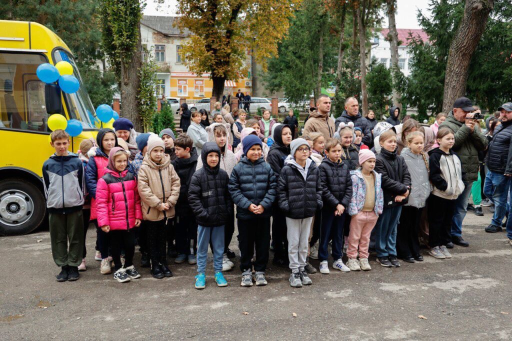 Учні Тлумацької громади отримали новий шкільний автобуc
