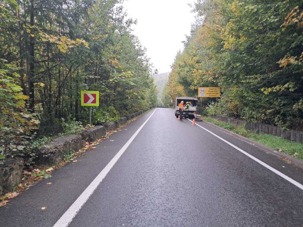 Дорожники Івано-Франківщини продовжують ремонти попри погану погоду