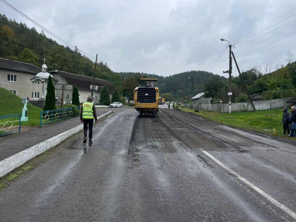Дорожники Івано-Франківщини продовжують ремонти попри погану погоду