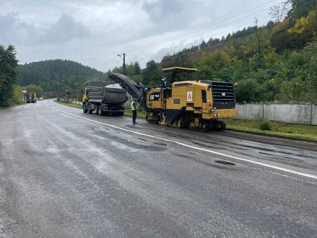 Дорожники Івано-Франківщини продовжують ремонти попри погану погоду