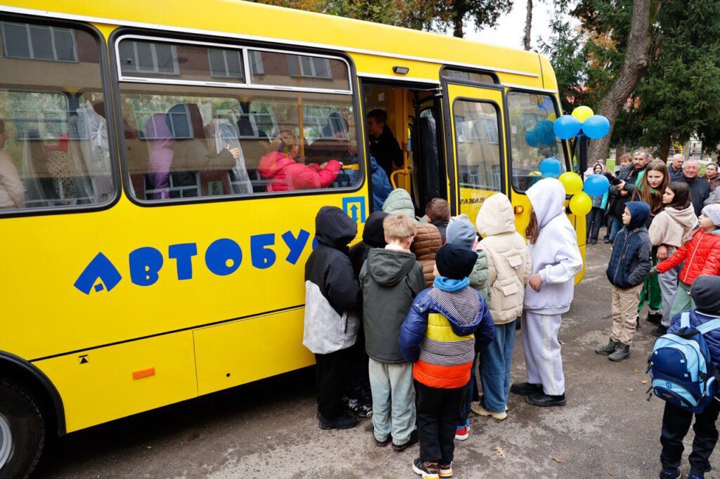 Учні Тлумацької громади отримали новий шкільний автобуc